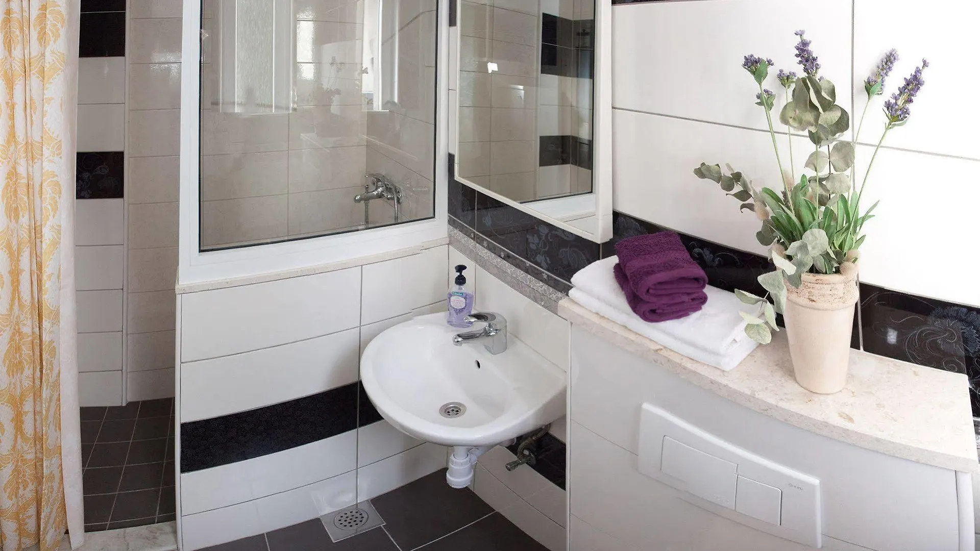 Bouganvillea Split Apartments מלון