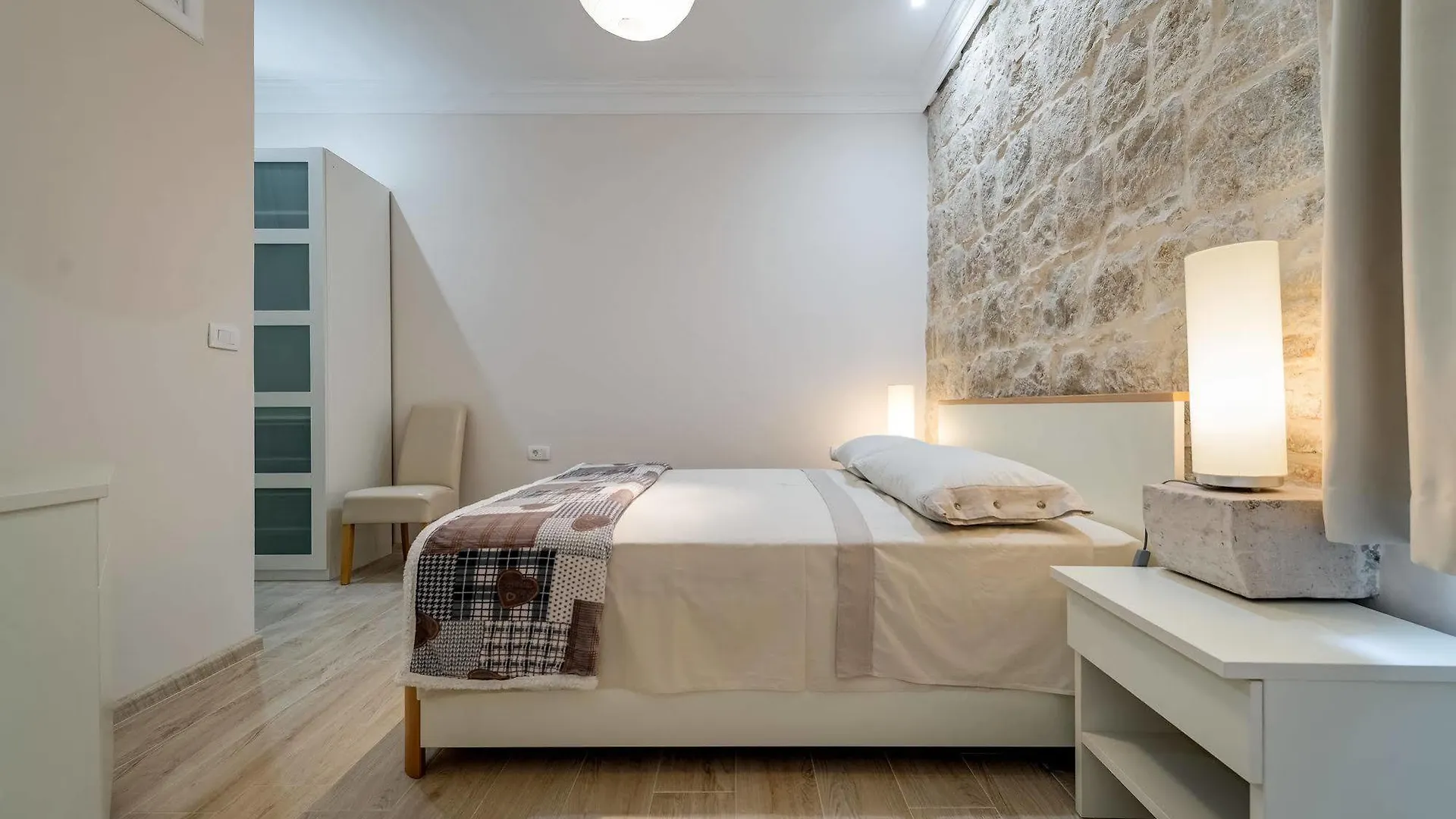 מלון Bouganvillea Split Apartments