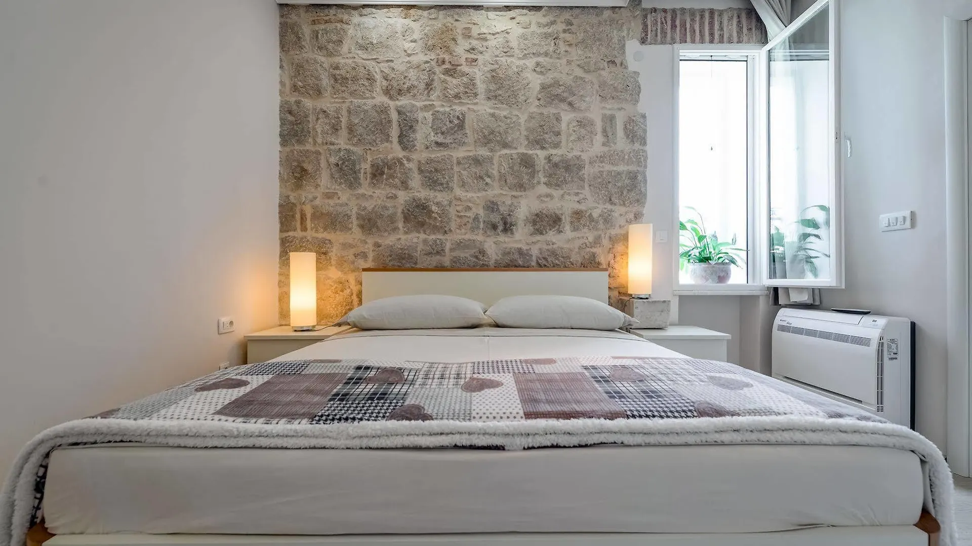 מלון Bouganvillea Split Apartments
