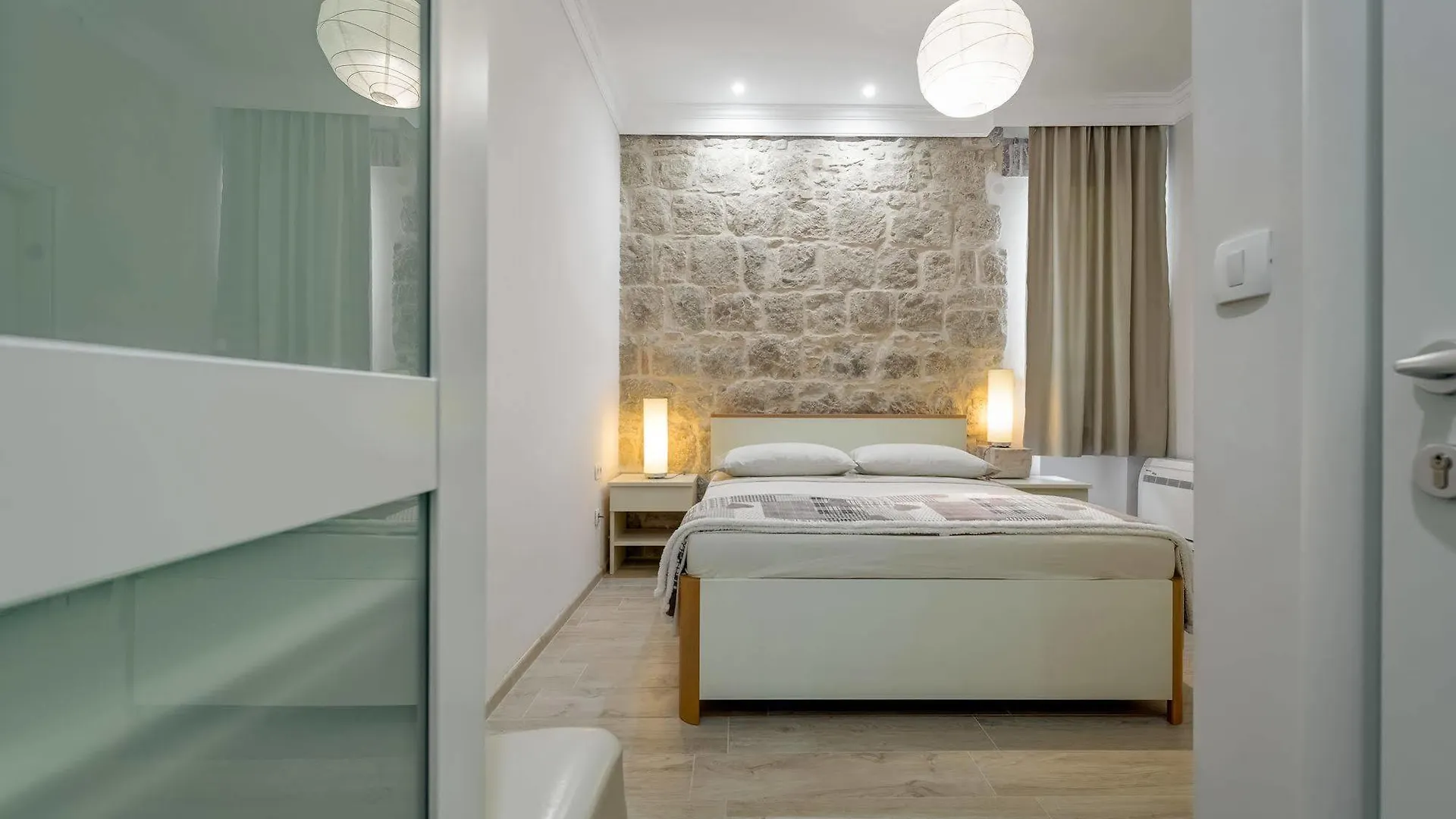 מלון Bouganvillea Split Apartments