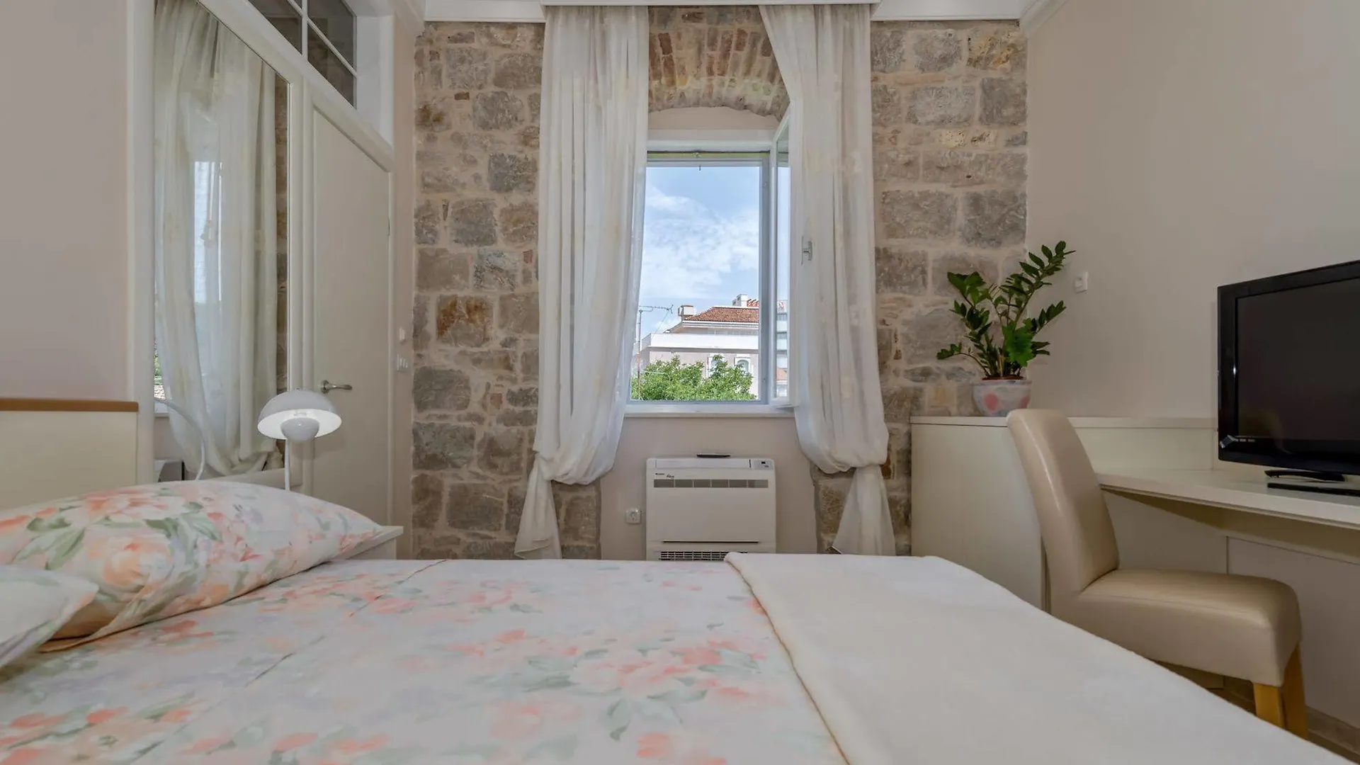 Bouganvillea Split Apartments מלון