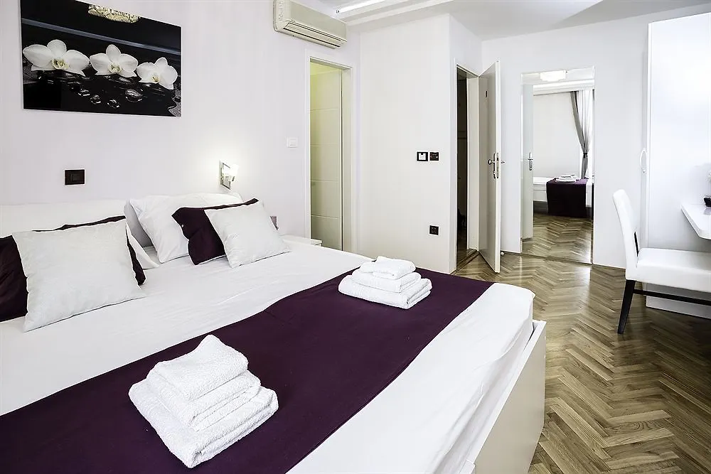 מלון Bouganvillea Split Apartments
